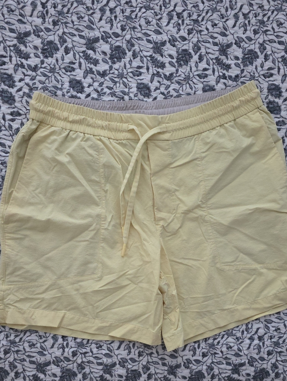 lululemon athletica Men's Light Yellow Hybrid Shorts
